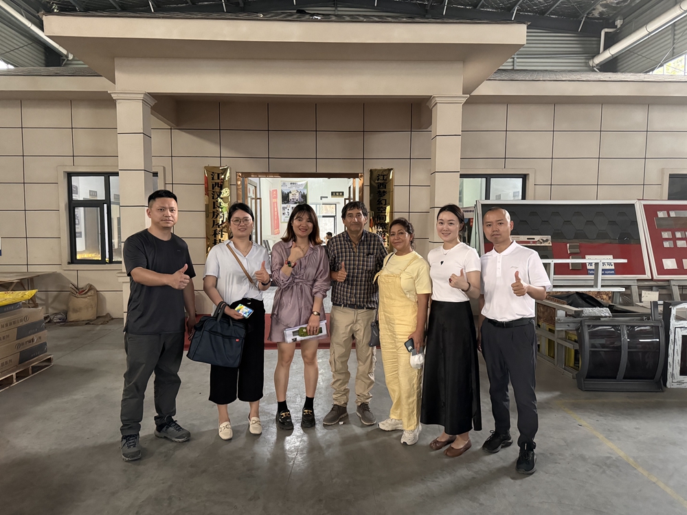 厄瓜多爾建筑商考察睿婕工廠:輕鋼別墅出口南美,合作前景廣闊!
